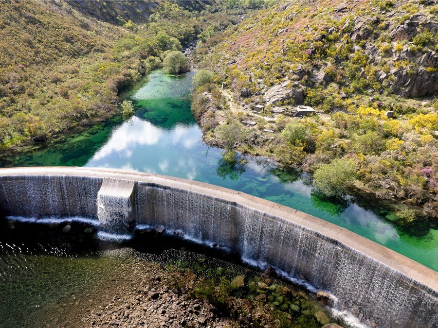 Barragem e albufeira entre as serras do Parque Nacional da Peneda-Gerês