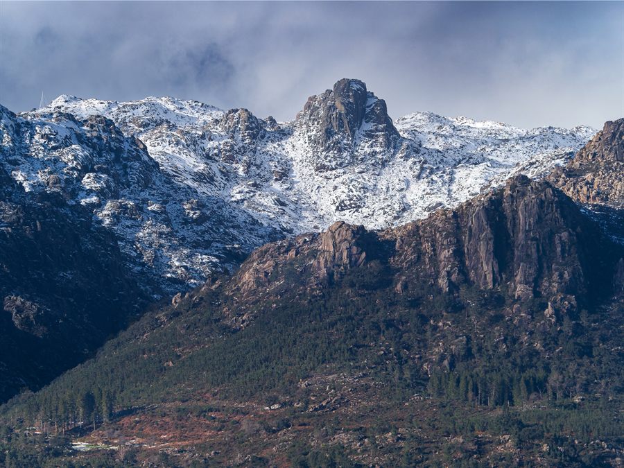 Serra do Gerês com neve e penhascos de granito
