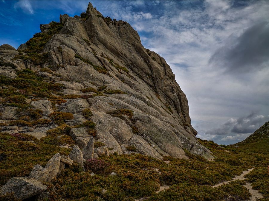 Sentier au pied d'un bloc de granit dans le Parc National de Peneda-Gerês