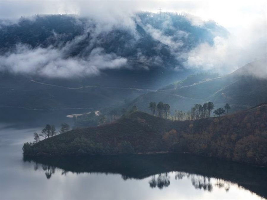 Lac de barrage entre montagnes et nuages dans le Parc National de Peneda-Gerês