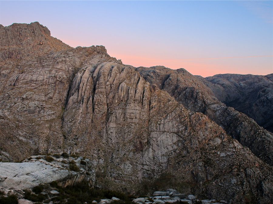 Parois de granit au coucher du soleil dans le Parc National de Peneda-Gerês