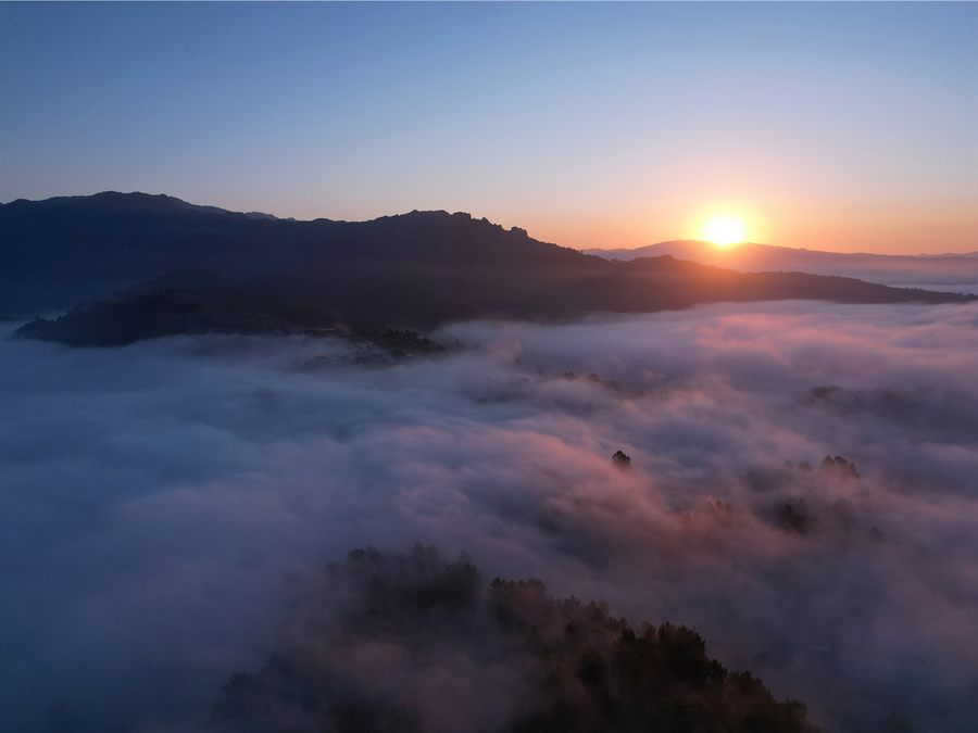 Lever de soleil sur une mer de nuages dans le Parc National de Peneda-Gerês