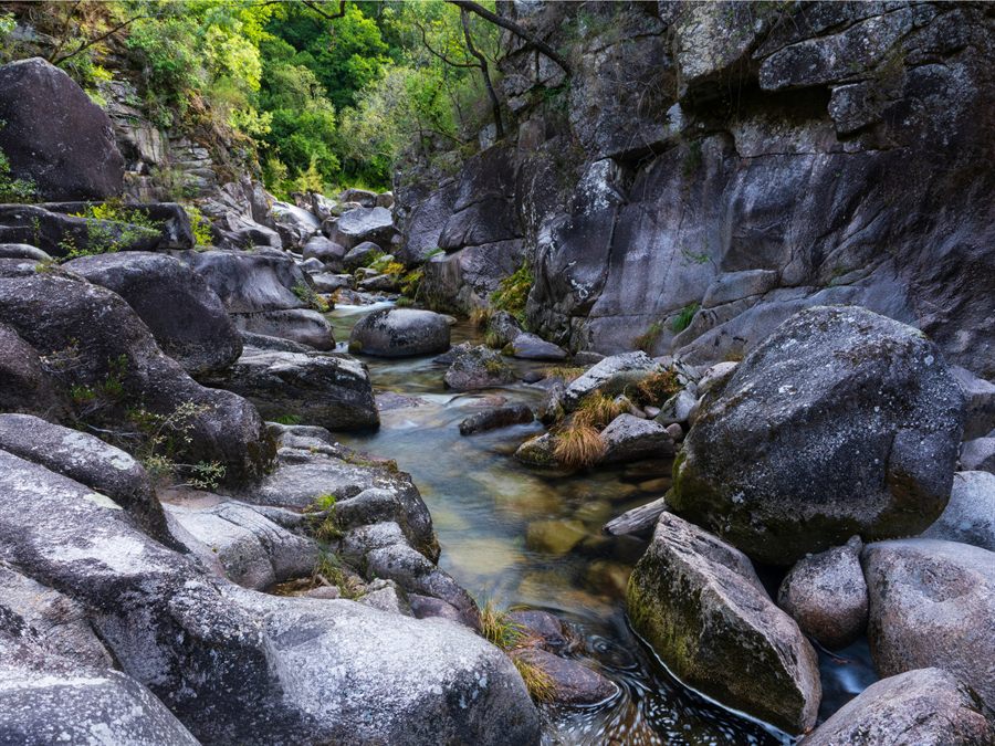 Rivière de montagne entre des rochers de granit dans le Parc National de Peneda-Gerês