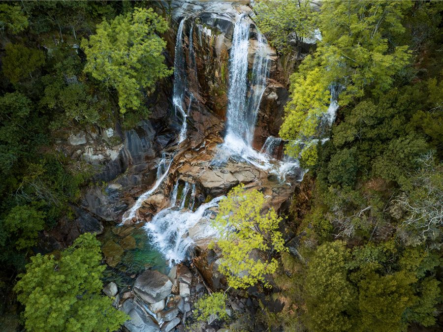 Cascade vue d'en haut au milieu de la forêt dans le Parc National de Peneda-Gerês