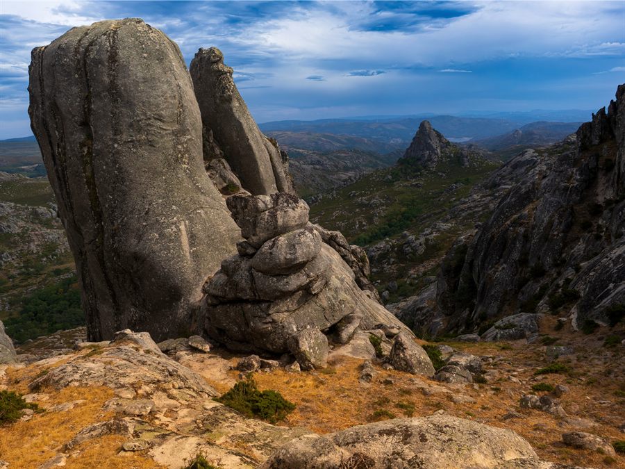 Grands blocs de granit dans la montagne du Parc National de Peneda-Gerês